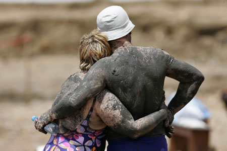 Tourists flock to Dead Sea for mud healing