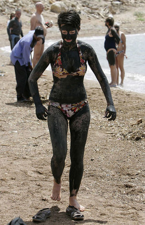 Tourists flock to Dead Sea for mud healing