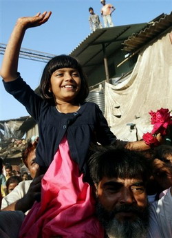 'Dad seeks millions to sell Slumdog girl'