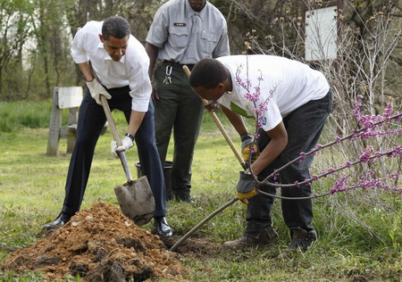 Obama plants Earth Day tree