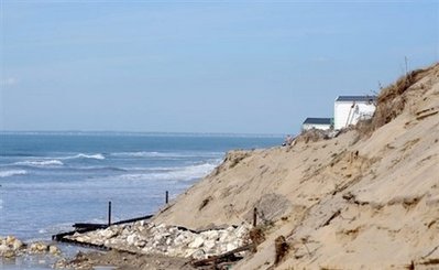 Rising seas threaten renowned French coast