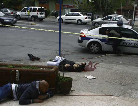7 policemen wounded in clash with militants in Istanbul