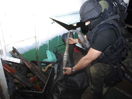 NATO ship seizes explosives from suspected pirates