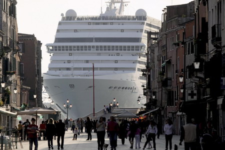 A massive cruise ship sailing through Venice. Copyright Chinadaily.com