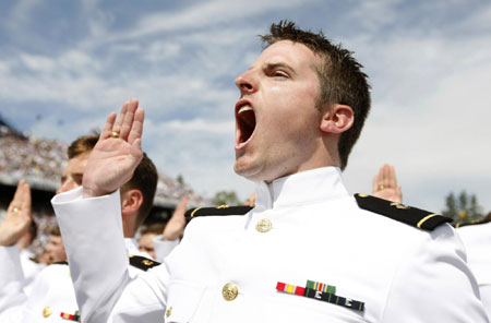 Obama honors US navy at graduation ceremony