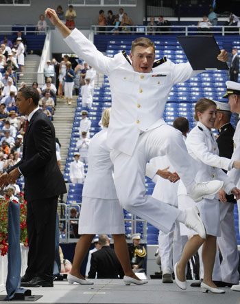 Obama honors US navy at graduation ceremony