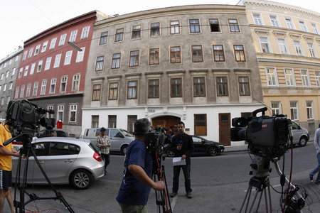 India riots after guru dies in Austria