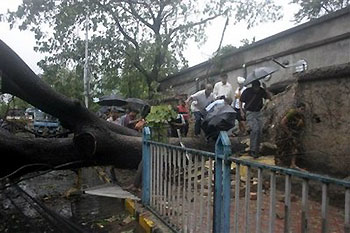 Cyclone Aila kills nearly 120 in Bangladesh, India