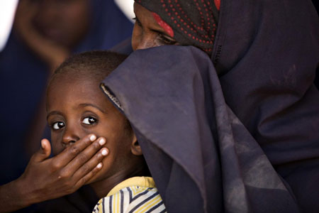 Somali refugees wait for aid on Kenyan border