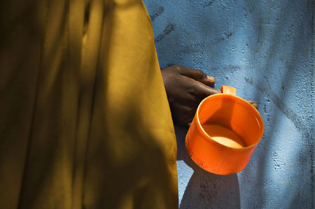 Somali refugees wait for aid on Kenyan border