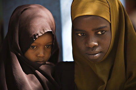 Somali refugees wait for aid on Kenyan border