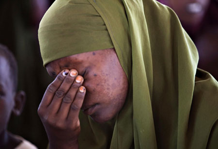 Somali refugees wait for aid on Kenyan border