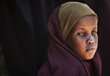 Somali refugees wait for aid on Kenyan border