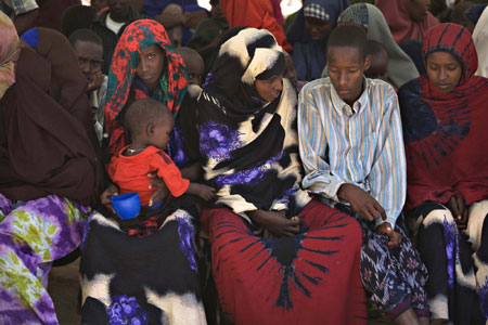 Somali refugees wait for aid on Kenyan border