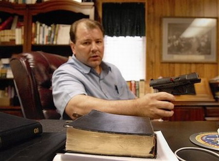 Gun-loving pastor to his flock: Piece with you