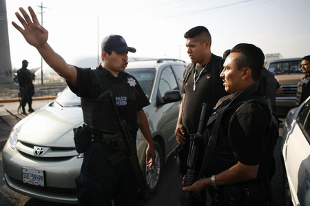 Gunmen throw grenades in Mexico, 3 police de