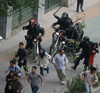 Ahmadinejad opponents shout protests from rooftops