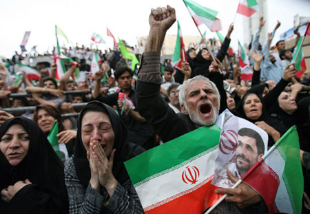Ahmadinejad defends election victory amid rival's protest