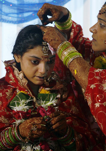 Mass wedding ceremony for Muslim couples