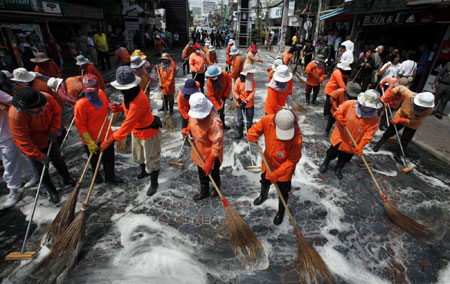 Thai streets disinfected as flu patients number rises to 310