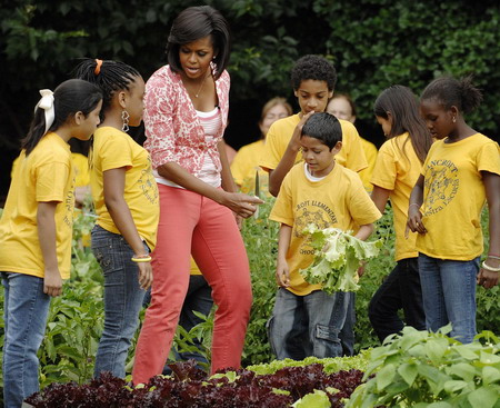 US 1st lady enjoys vegetable harvest with schoolkids