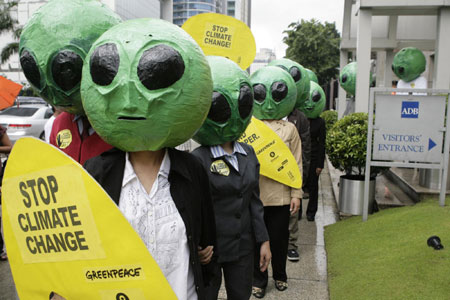 Alien-dressed protesters call for climate change solutions