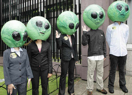 Alien-dressed protesters call for climate change solutions