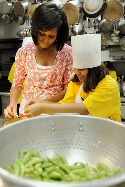 US 1st lady enjoys vegetable harvest with schoolkids