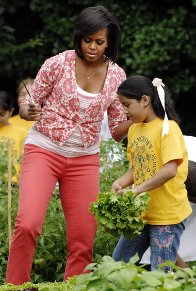 US 1st lady enjoys vegetable harvest with schoolkids