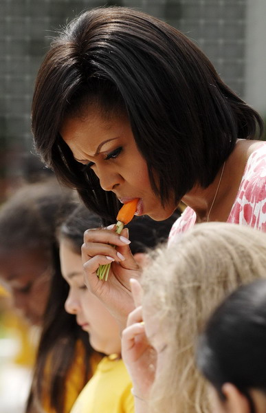 US 1st lady enjoys vegetable harvest with schoolkids