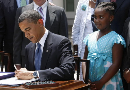 Obama, citing his smoking woes, signs tobacco law