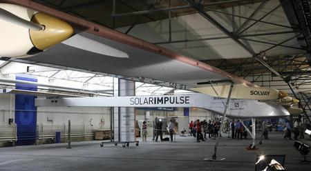 Sun-powered plane debuts in Switzerland