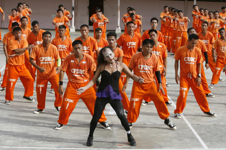 Prison inmates perform to pay tribute to MJ