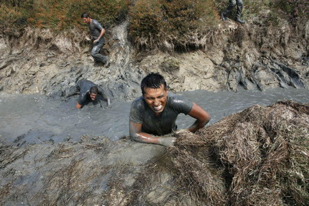 Spaish marines vie in endurance race
