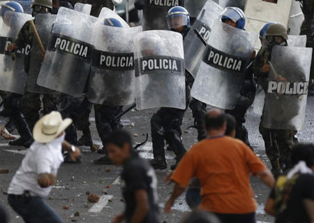 60 injured, 1 dead after Honduras soldiers, protesters clash
