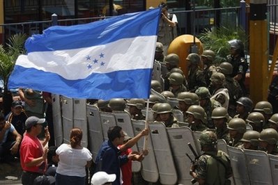 Honduran military told to turn back Zelaya's jet
