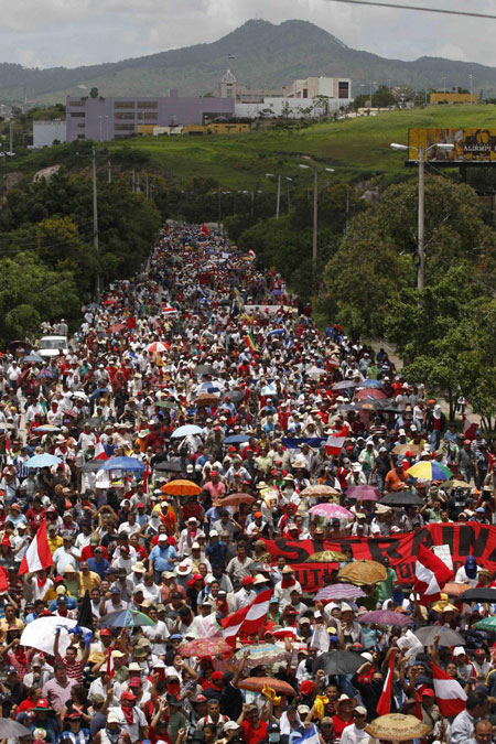 Honduran military told to turn back Zelaya's jet