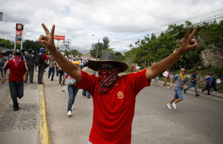 Honduran military told to turn back Zelaya's jet