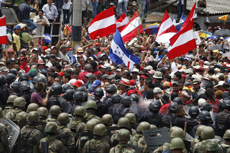 Honduran military told to turn back Zelaya's jet