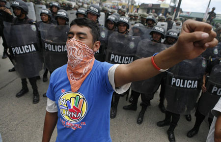 Honduran military told to turn back Zelaya's jet
