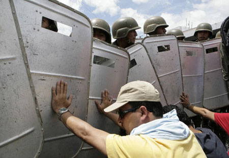 Honduran military told to turn back Zelaya's jet