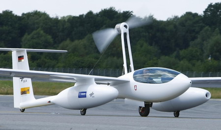 Hydrogen-fueled motor glider debuts in Hamburg