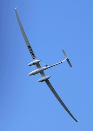 Hydrogen-fueled motor glider debuts in Hamburg