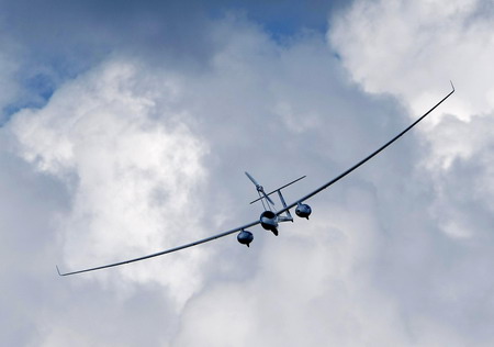Hydrogen-fueled motor glider debuts in Hamburg