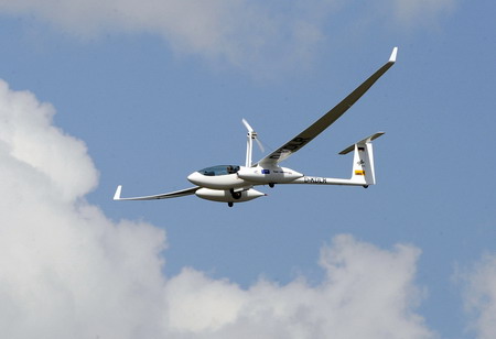 Hydrogen-fueled motor glider debuts in Hamburg