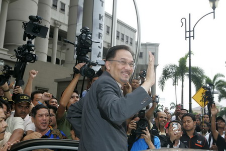 Few rally for Anwar as Malaysia trial delayed