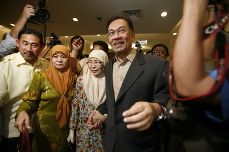 Few rally for Anwar as Malaysia trial delayed