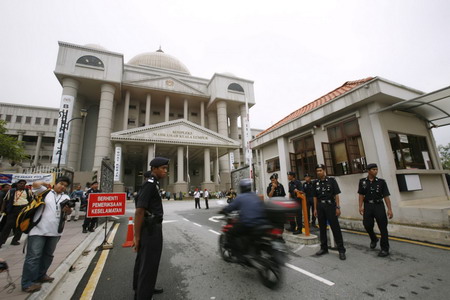 Few rally for Anwar as Malaysia trial delayed
