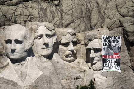 Environmentalists unfurl banner on Mount Rushmore