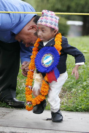 Shortest man in the world dances